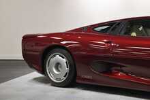 Jaguar XJ220 