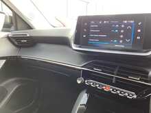 Peugeot 2008 PureTech Active Premium + - U43784