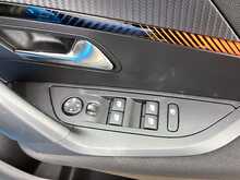 Peugeot 2008 PureTech Active Premium + - U43960