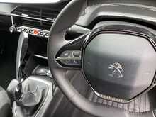 Peugeot 208 PureTech Active Premium + - U44069