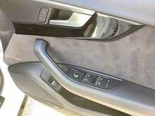 Audi A4 TFSI Black Edition - U44279