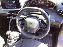 Peugeot 2008 PureTech Active Premium + - U44491
