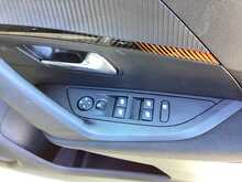Peugeot 2008 PureTech Active Premium + - U44491