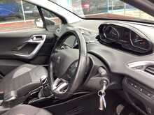 Peugeot 2008 PureTech Allure - U44506