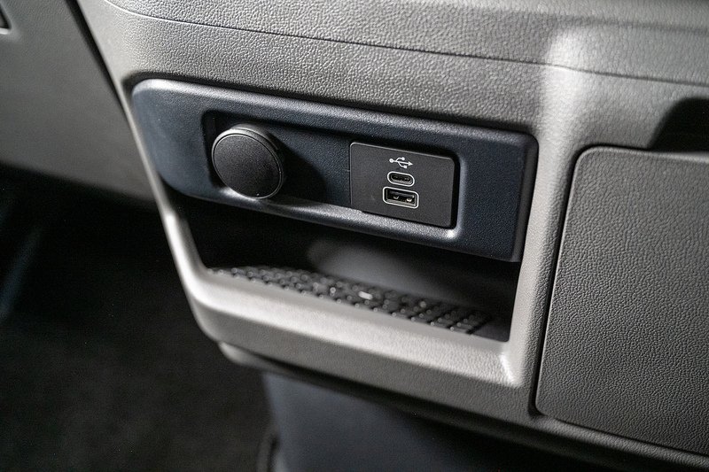 Volkswagen Transporter 2.0 T32 Diesel 150PS Auto 4MOTION KOMBI LWB - N5131