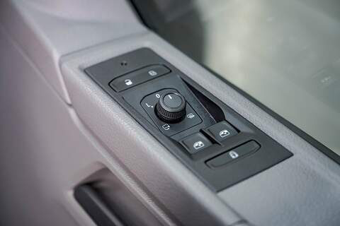 Volkswagen Transporter T6.1 T32 SWB 2.0BiTDI 204PS DSG 4MOTION Kombi LV-R  Pack Deep Black Pearl - N5986