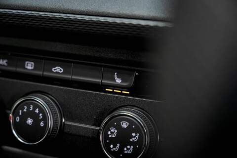 Volkswagen Transporter T6.1 T32 SWB 2.0BiTDI 204PS DSG 4MOTION Kombi LV-R  Pack Deep Black Pearl - N5986