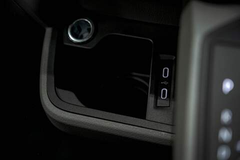 Volkswagen Transporter T6.1 T32 SWB 2.0BiTDI 204PS DSG 4MOTION Kombi LV-R  Pack Deep Black Pearl - N5986