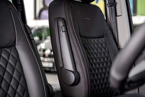 Volkswagen Transporter T6.1 T32 SWB 2.0BiTDI 204PS DSG 4MOTION Kombi LV-R  Pack Deep Black Pearl - N5986