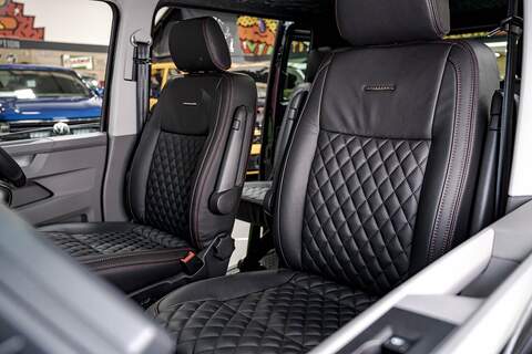 Volkswagen Transporter T6.1 T32 SWB 2.0BiTDI 204PS DSG 4MOTION Kombi LV-R  Pack Deep Black Pearl - N5986