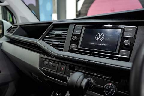 Volkswagen Transporter 2.0 T28 Diesel 150PS DSG Kombi Van LWB - U2495