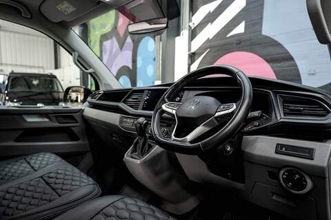 Volkswagen Transporter 2022 T6.1 T32 SWB 2.0BiTDI 204PS DSG Kombi LV-R  Pack Deep Black Pearl - U5966