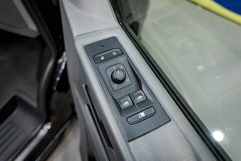 Volkswagen Transporter 2022 T6.1 T32 SWB 2.0BiTDI 204PS DSG Kombi LV-R  Pack Deep Black Pearl - U5966