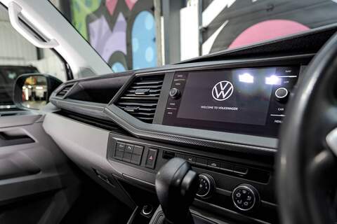 Volkswagen Transporter 2022 T6.1 T32 SWB 2.0BiTDI 204PS DSG Kombi LV-R  Pack Deep Black Pearl - U5966