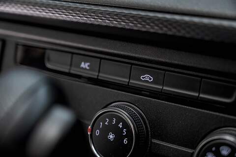 Volkswagen Transporter 2022 T6.1 T32 SWB 2.0BiTDI 204PS DSG Kombi LV-R  Pack Deep Black Pearl - U5966