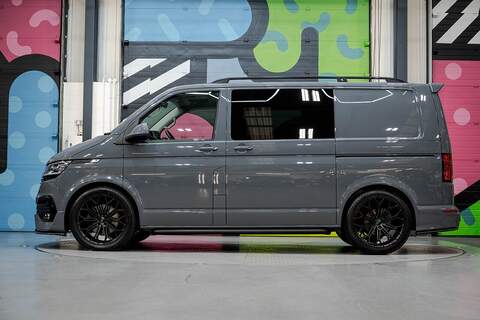 Volkswagen Transporter T6.1 T32 SWB 2.0BiTDI 204PS DSG Kombi LV-R  Pack Deep Black Pearl - U5987