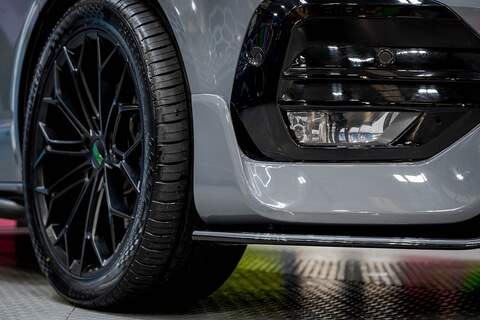 Volkswagen Transporter T6.1 T32 SWB 2.0BiTDI 204PS DSG Kombi LV-R  Pack Deep Black Pearl - U5987