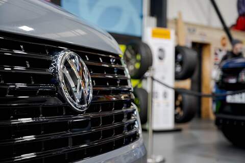 Volkswagen Transporter T6.1 T32 SWB 2.0BiTDI 204PS DSG Kombi LV-R  Pack Deep Black Pearl - U5987