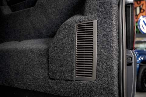 Volkswagen Transporter T6.1 T32 SWB 2.0BiTDI 204PS DSG Kombi LV-R  Pack Deep Black Pearl - U5987