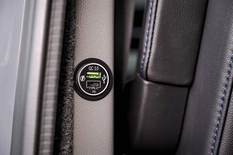 Volkswagen Transporter T6.1 T32 SWB 2.0BiTDI 204PS DSG Kombi LV-R  Pack Deep Black Pearl - U5987