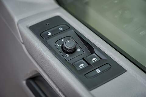 Volkswagen Transporter T6.1 T32 SWB 2.0BiTDI 204PS DSG Kombi LV-R  Pack Deep Black Pearl - U5987