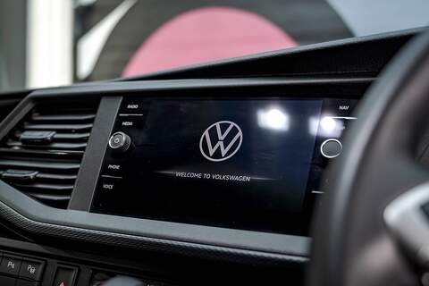 Volkswagen Transporter T6.1 T32 SWB 2.0BiTDI 204PS DSG Kombi LV-R  Pack Deep Black Pearl - U5987