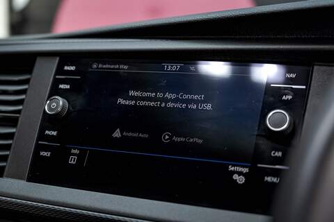 Volkswagen Transporter T6.1 T32 SWB 2.0BiTDI 204PS DSG Kombi LV-R  Pack Deep Black Pearl - U5987