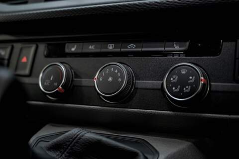 Volkswagen Transporter T6.1 T32 SWB 2.0BiTDI 204PS DSG Kombi LV-R  Pack Deep Black Pearl - U5987