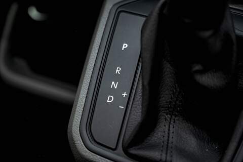 Volkswagen Transporter T6.1 T32 SWB 2.0BiTDI 204PS DSG Kombi LV-R  Pack Deep Black Pearl - U5987