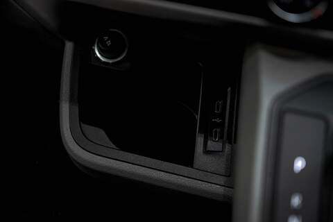 Volkswagen Transporter T6.1 T32 SWB 2.0BiTDI 204PS DSG Kombi LV-R  Pack Deep Black Pearl - U5987