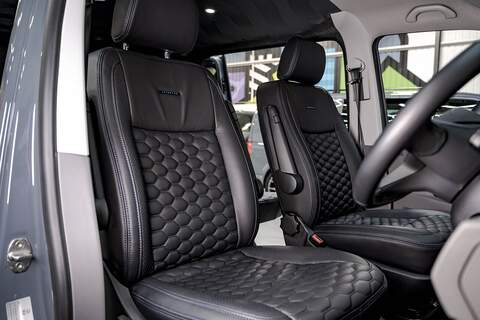 Volkswagen Transporter T6.1 T32 SWB 2.0BiTDI 204PS DSG Kombi LV-R  Pack Deep Black Pearl - U5987