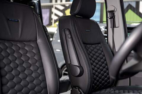 Volkswagen Transporter T6.1 T32 SWB 2.0BiTDI 204PS DSG Kombi LV-R  Pack Deep Black Pearl - U5987