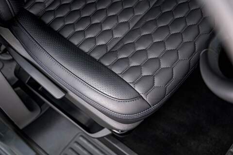 Volkswagen Transporter T6.1 T32 SWB 2.0BiTDI 204PS DSG Kombi LV-R  Pack Deep Black Pearl - U5987