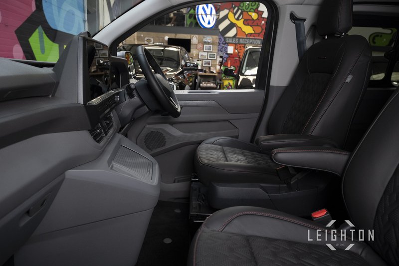 Volkswagen Transporter 2.0 T32 150ps 4M Auto Diesel Kombi SWB - U6059