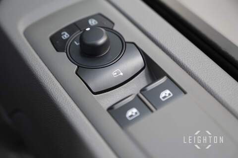 Volkswagen Transporter 2.0 T32 150ps 4M Auto Diesel Kombi SWB - U6059