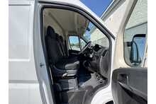 Peugeot Boxer BlueHDi 335 Professional Premium + 