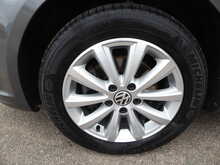 Volkswagen Touran TSI SE 