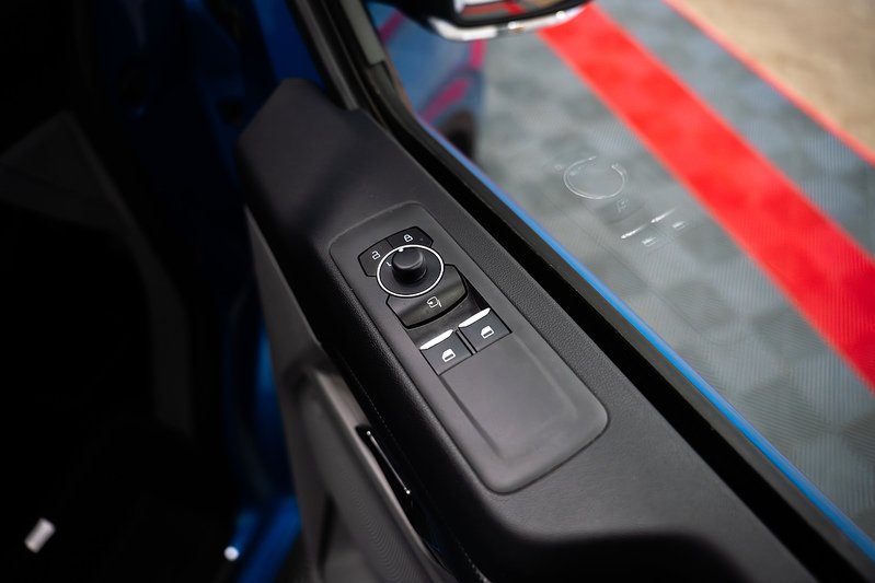 Ford Transit Custom LV-RF L2 H1 170PS Limited 320 - U304