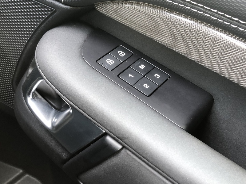 Land Rover Discovery D300 MHEV R-Dynamic HSE - U1660