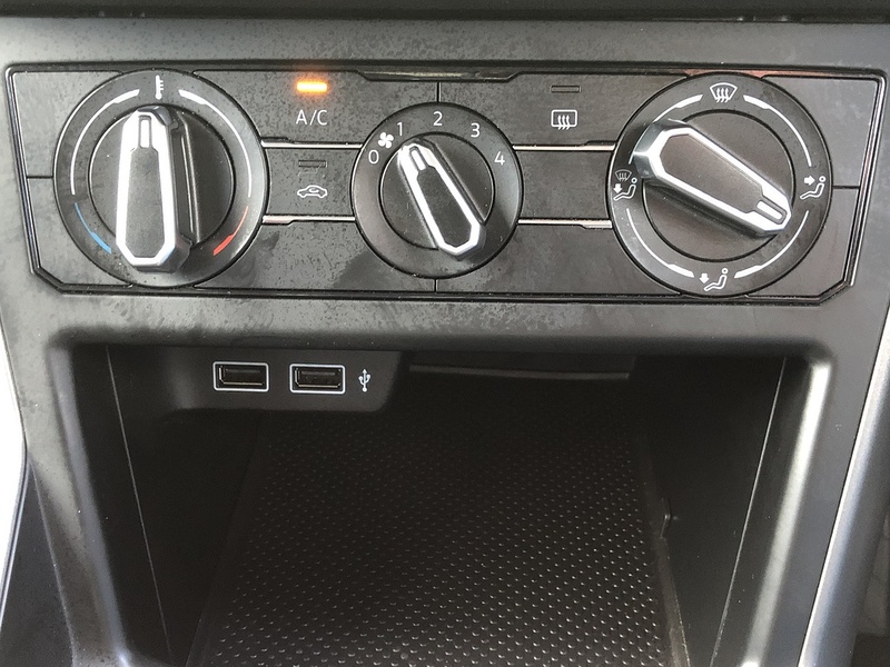 Volkswagen Polo TSI SE - U1739