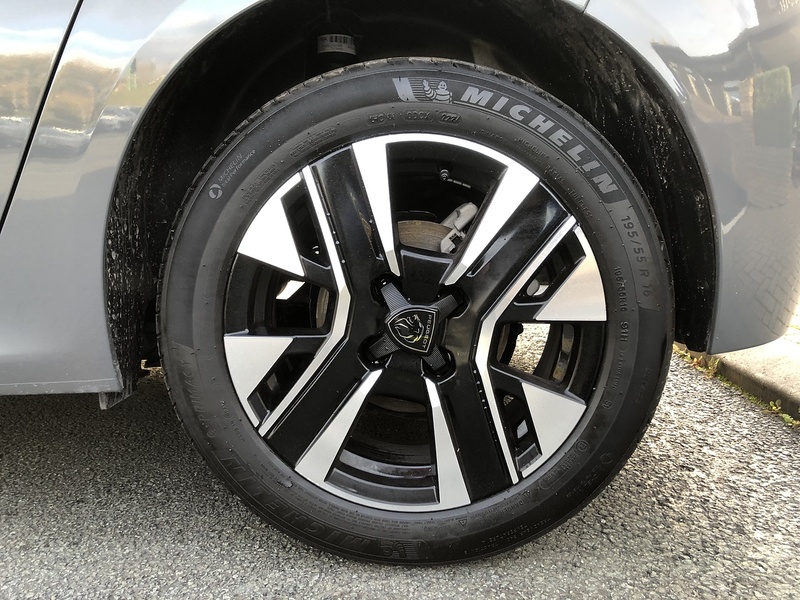 Peugeot 208 PureTech Allure - U1832