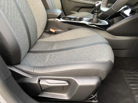 Peugeot 208 PureTech Allure - U1832