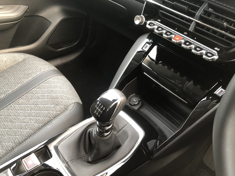 Peugeot 208 PureTech Allure - U1832