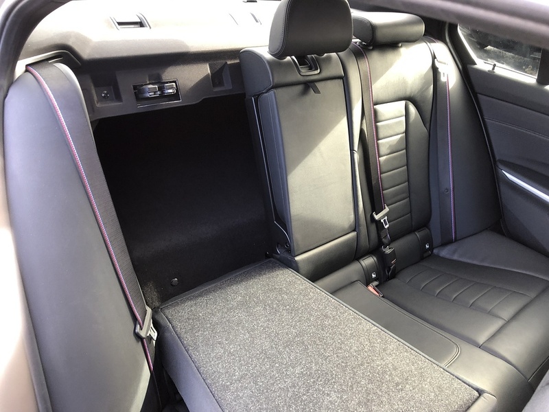 BMW 3 Series 330e M Sport - U2078