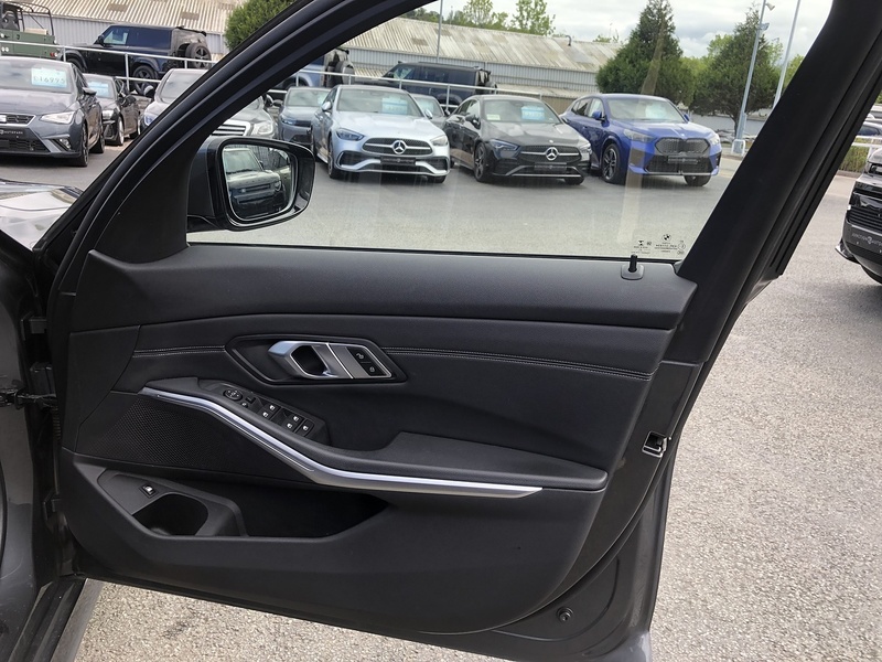 BMW 3 Series 330e M Sport - U2078