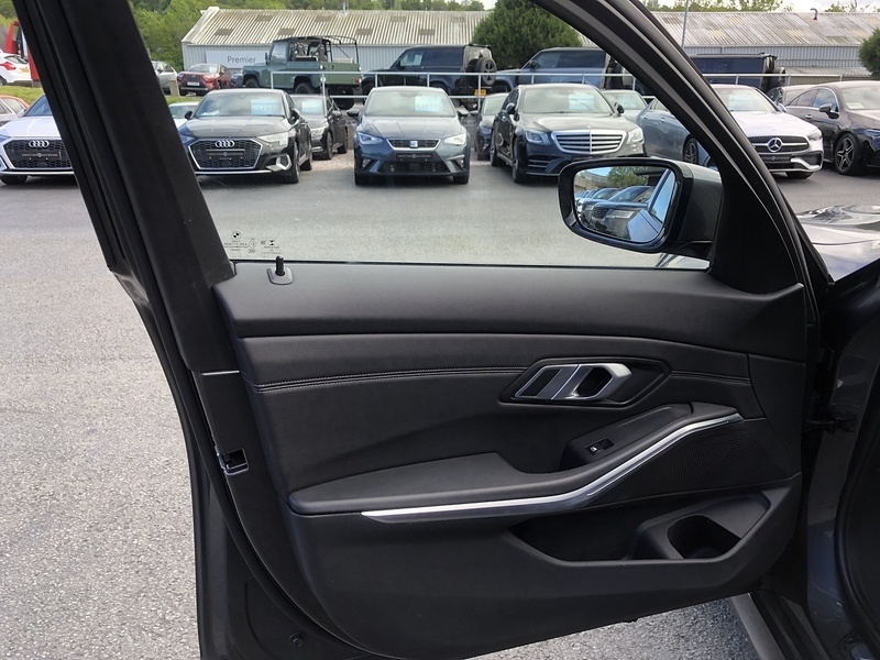 BMW 3 Series 330e M Sport - U2078