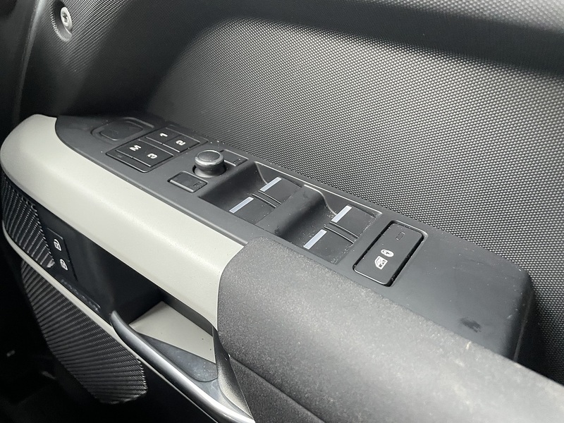 Land Rover Defender 110 SD4 First Edition - U2107