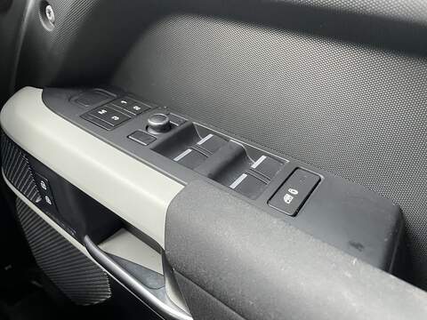 Land Rover Defender 110 SD4 First Edition - U2107