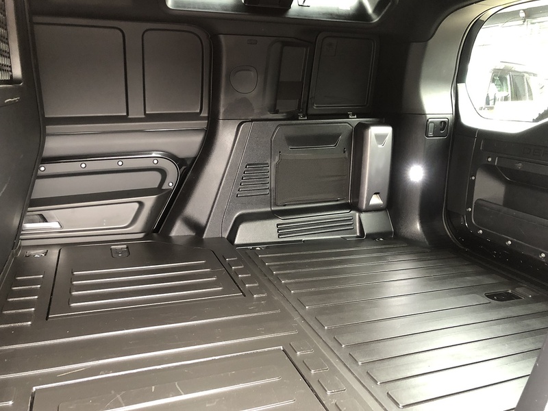 Land Rover Defender 110 D300 MHEV X-Dynamic HSE - U2116