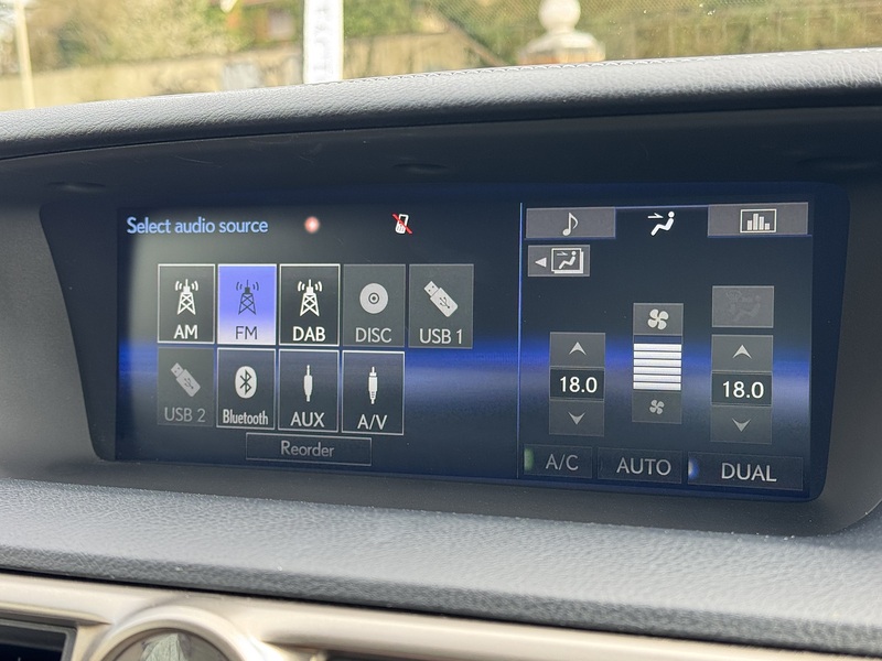 Lexus 2.5 300h SE Saloon 4dr Petrol Hybrid CVT Euro 5 (s/s) (223 ps)